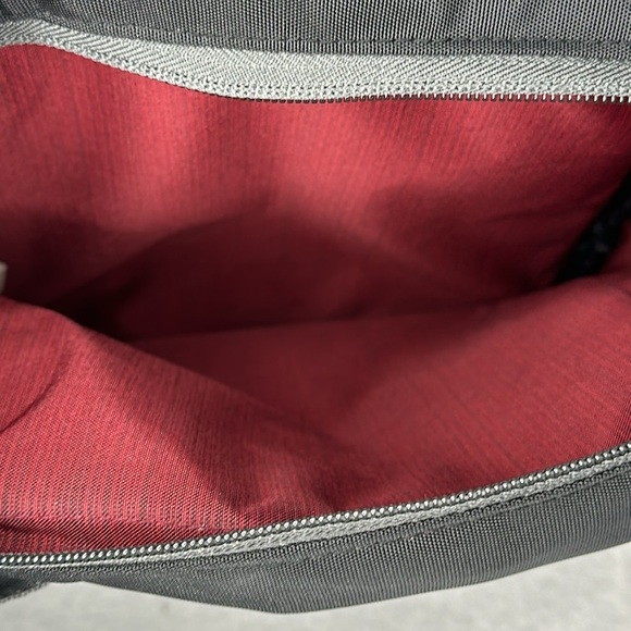 Case Logic Small Notebook Sling Bag - Picture 7 of 10